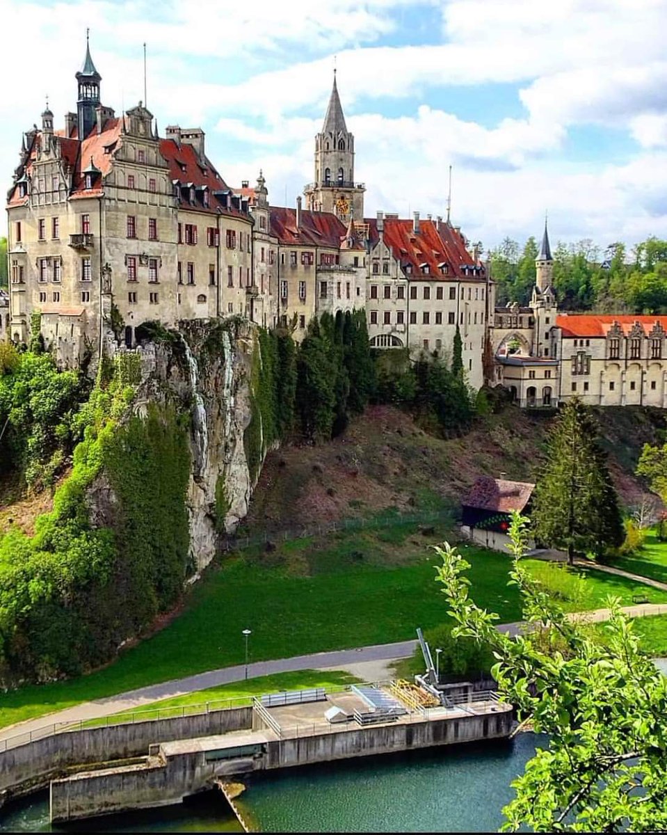 Sigmaringen castle, Germany 🇩🇪
#architecture #castles