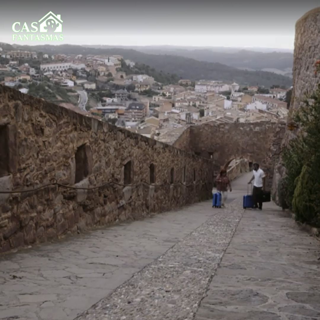 👻Hoy @RobertoLealG y su madre llegan al Castillo de Cardona🏰. ¿Qué descubrirán🧐? ⚠Ya disponible en abierto en #Flooxer, #Casafantasmas 👉 atres.red/3cj6j3