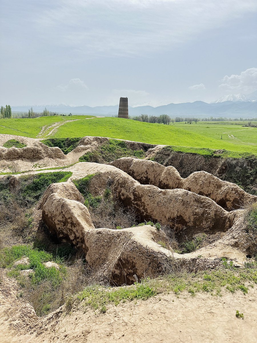The Burana Tower along with graveyard markers, three mausoleums, a small site museum, and the remnants of a castle are all that remains of the ancient city of Balasagun founded sometime in the 9th century! 

#WhenInKyrgyzstan🇰🇬 1/4
