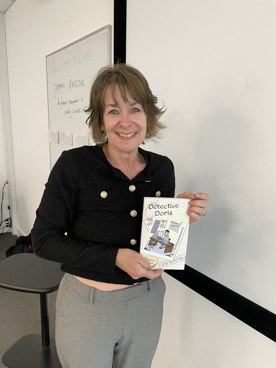 Exciting morning delivering a listening skills input at @UniWestLondon to @metpoliceuk trainee detectives, drawing on my book from @CriticalPub Thanks to Karen Hunt for hosting and for a copy of her book, which is helping pass the time as I wait for my flight.