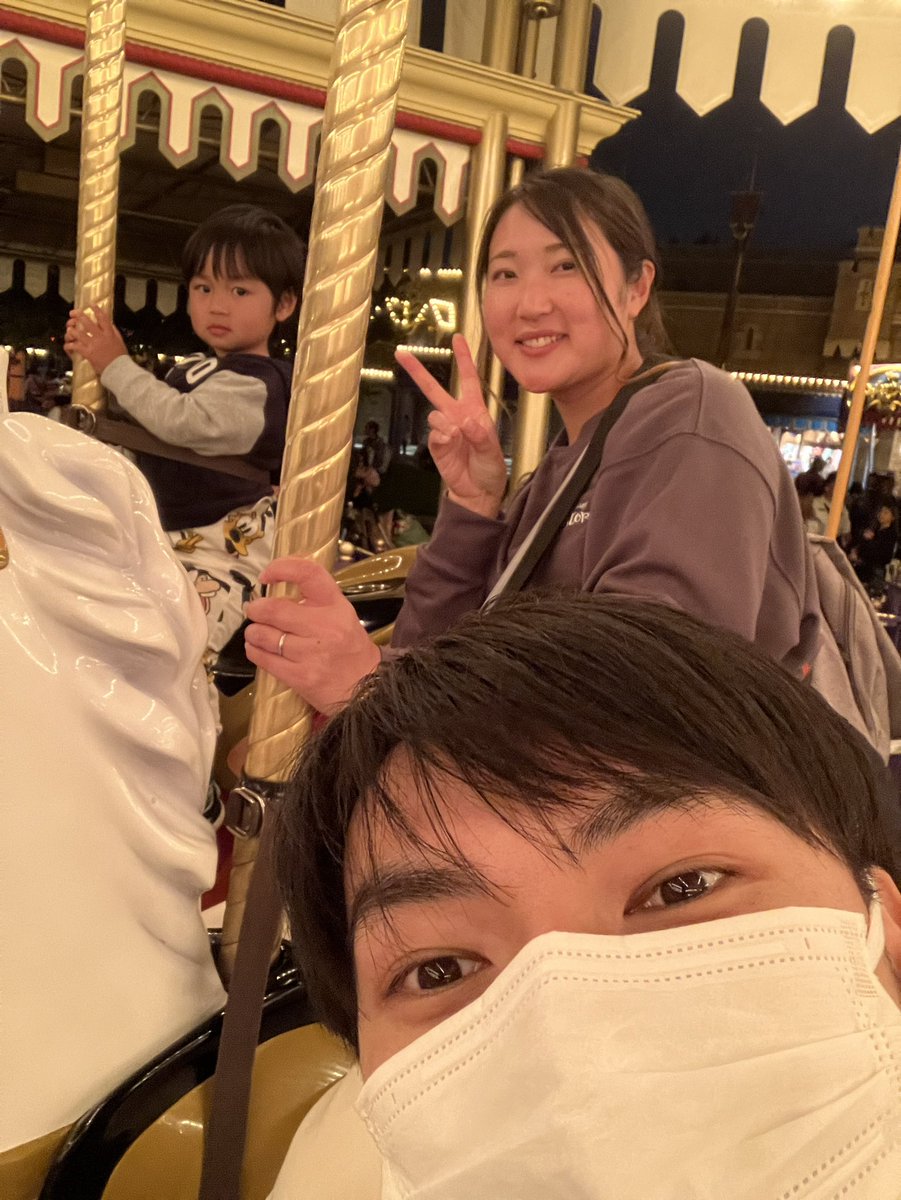 to_mo144's tweet photo. 2024.4.19
家族3人でディズニーへ🏰
最後の最後で🤮
可哀想だったから風船買ってあげました🎈 https://t.co/U2imFaBy4N