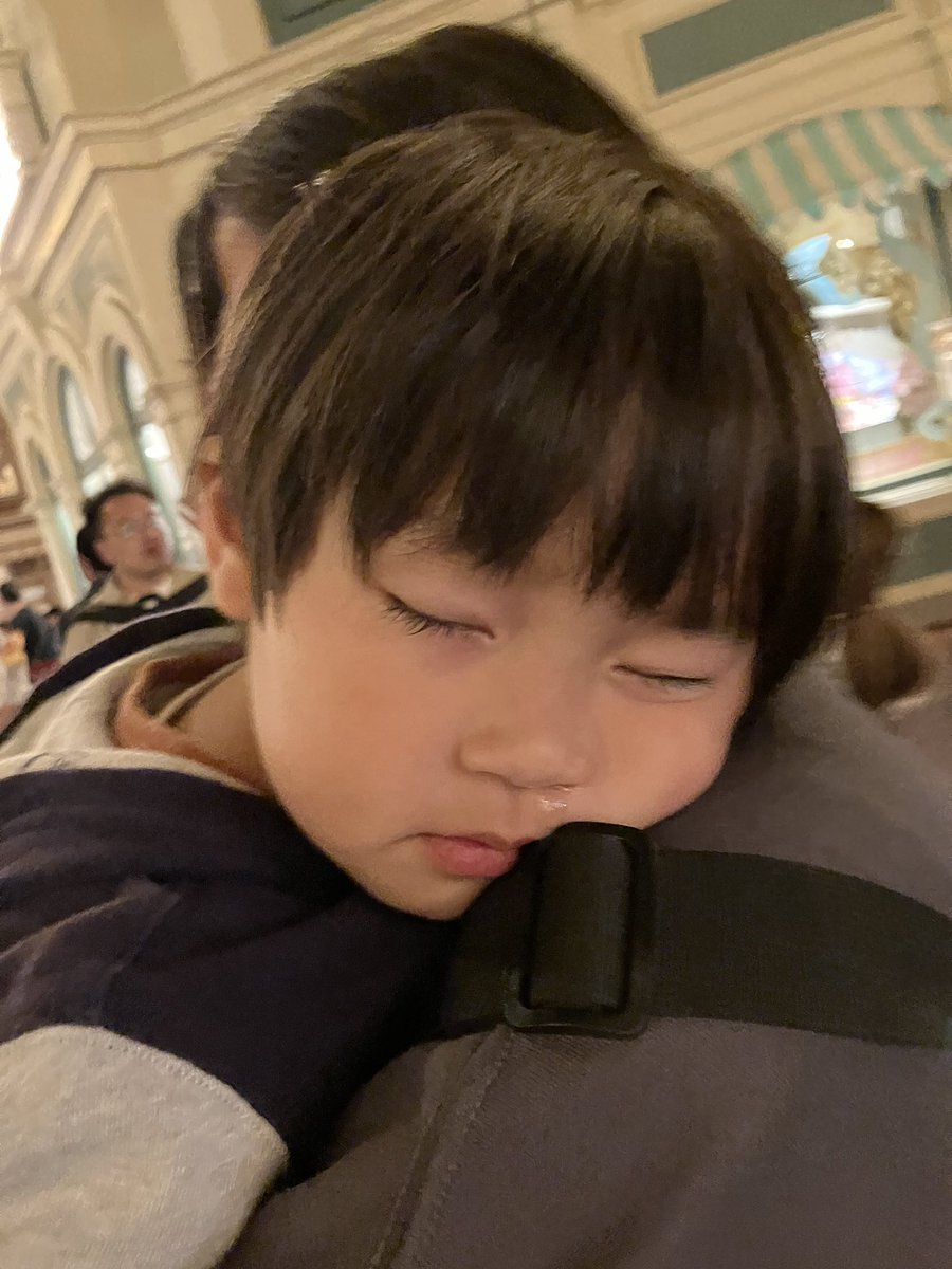 to_mo144's tweet photo. 2024.4.19
家族3人でディズニーへ🏰
最後の最後で🤮
可哀想だったから風船買ってあげました🎈 https://t.co/U2imFaBy4N