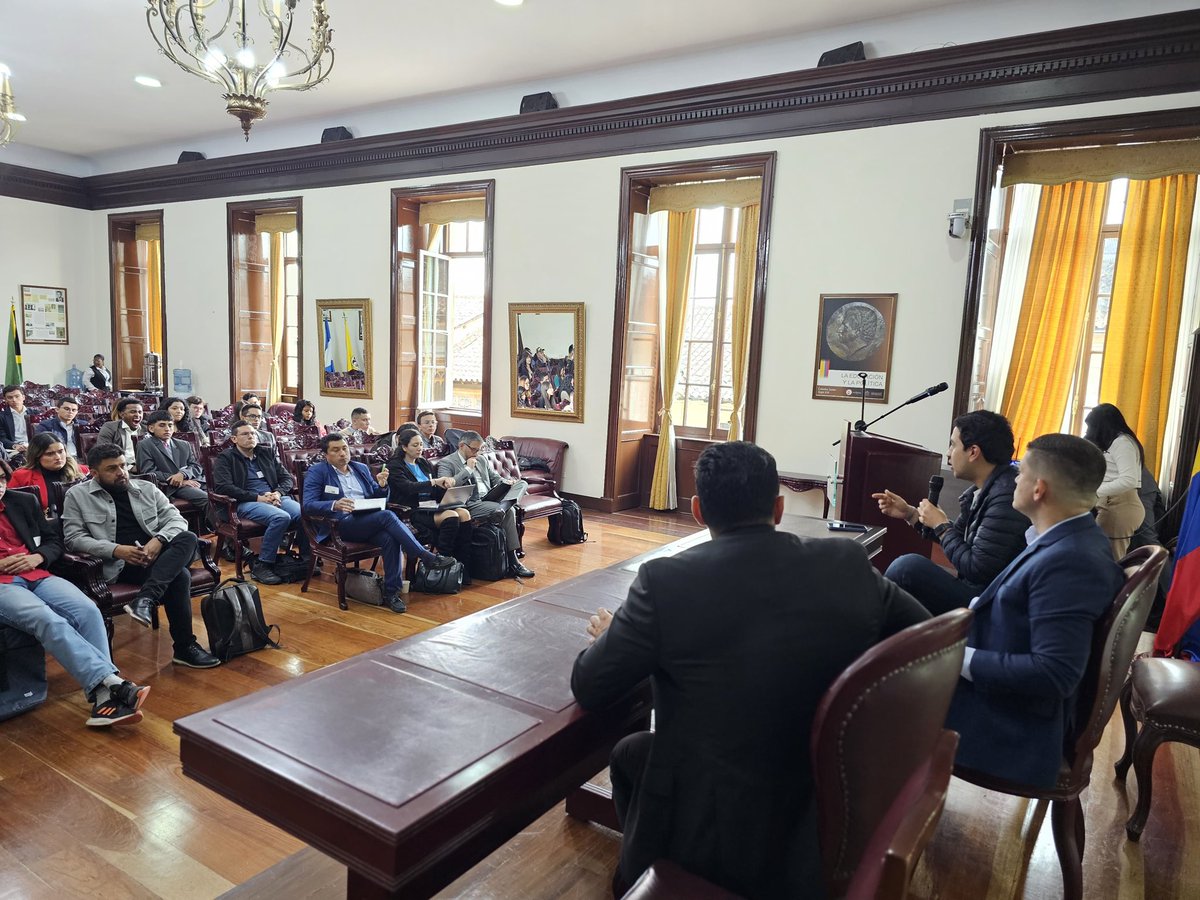 Danielbricen's tweet photo. Hoy en el Congreso de la República hablando sobre la imperiosa necesidad de aumentar el número de colegios en concesión en Bogotá y de aprobar el bono escolar para todo el país para promover la libertad y mejorar la calidad educativa. https://t.co/blyo6Xovx1