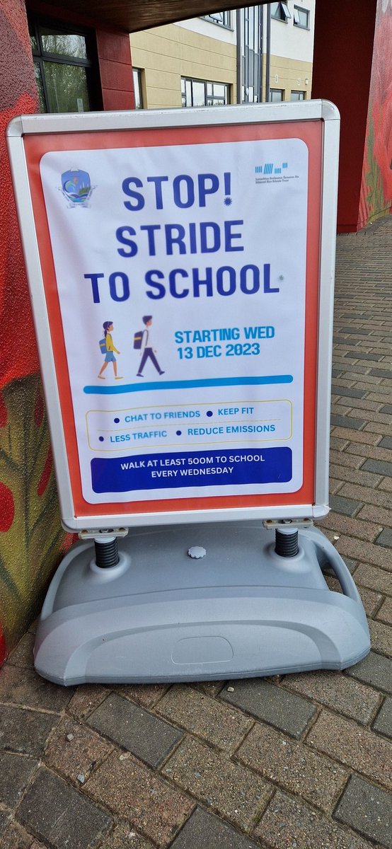 Delighted to meet @growgardeners Frances & the #ActiveTravel team in @ArdscoilNaMara today. They have an amazing #ActiveTravel campaign running to encourage kids living close to the school to walk instead of travelling by car. Motivated by both #RoadSafety & #ReducingEmissions 🌍