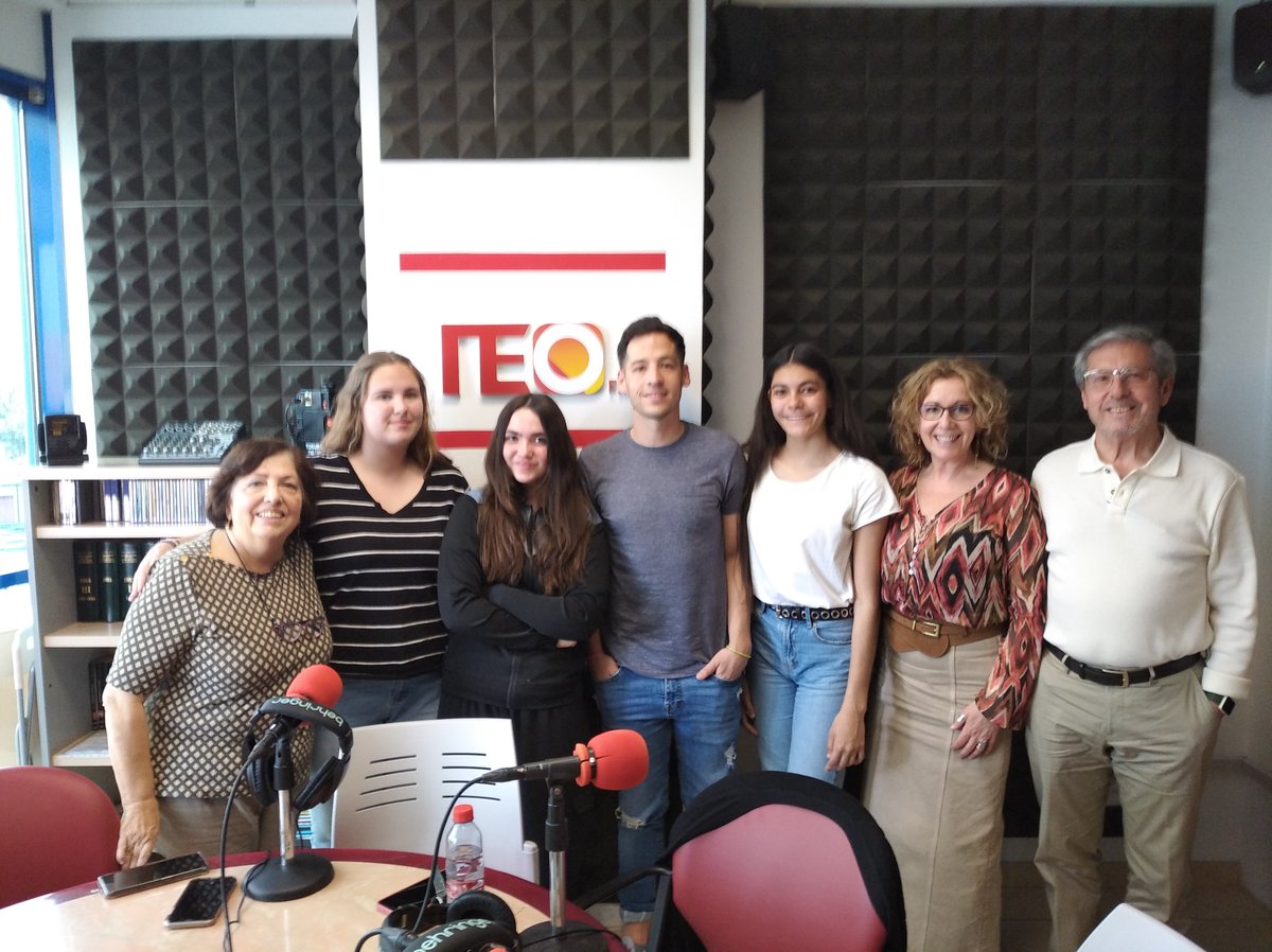 IES_AE's tweet photo. En la radio @neofm_es explicando la experiencia de nuestras alumnas de 4º ESO tras su movilidad de larga duración de más de un mes en el @LyceeThiais  (Francia). https://t.co/iyBJlO4foG