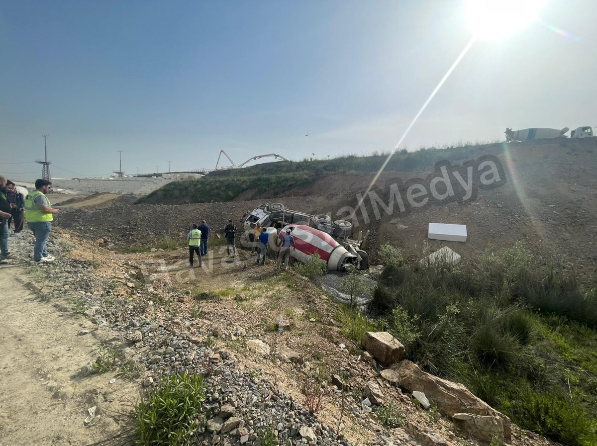 Sabiha Gökçen Havalimanı 2. pist inşaat çalışmalarının ardından çevre düzenlemesinin devam ettiği şantiye sahasında beton mikseri devrilerek yan yattı. Aracın toprak alandan yukarı doğru çıkarken önünün kalkmaya başladığı ve fotoğraftaki gibi devrildiği belirtildi. Aracı kullanan