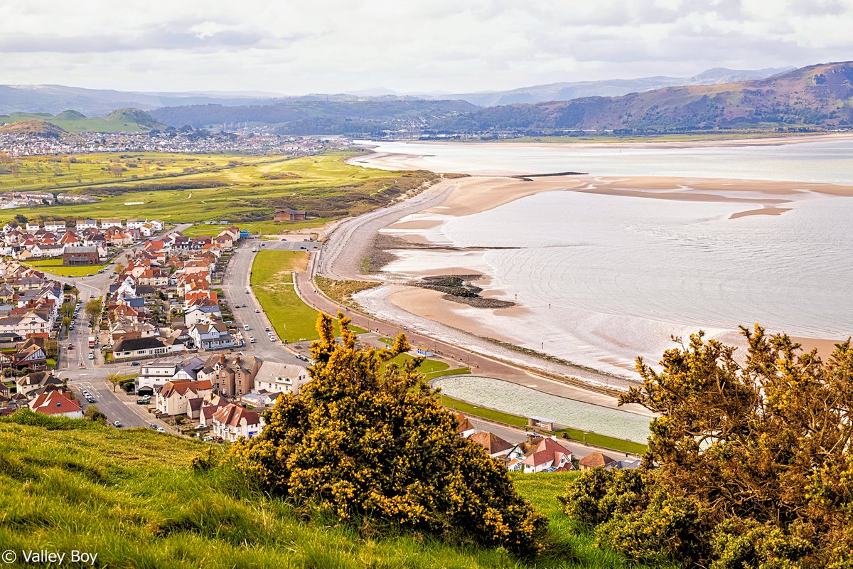 This April morning's scenic Conwy Estuary view, from the West Shore side of Llandudno's magnificent Great Orme. @Ruth_ITV @ItsYourWales @NWalesSocial @northwaleslive @OurWelshLife @northwalescom @AllThingsCymru #Llandudno #GreatOrme #WestShore #Conwy #EstuaryView #April #Wales