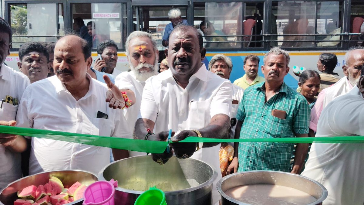 KumaraguruMP's tweet photo. மாண்புமிகு கழகப் பொதுச் செயலாளரும், புரட்சித் தமிழர் எடப்பாடியார் அவர்களின் ஆணைக்கிணங்க கள்ளக்குறிச்சி மாவட்டத்தில் ஏழை எளிய மக்களின் கோடை வெயிலின் தாகத்தை தணிக்க அம்மா நீர் மோர் பந்தலை திறந்து வைத்து, கழக நிர்வாகிகளோடு இளநீர், தர்பூசணி, வெள்ளரிக்காய், கூழ் பானங்கள��� வழங்கிய போது. https://t.co/8k60Rkxg7V