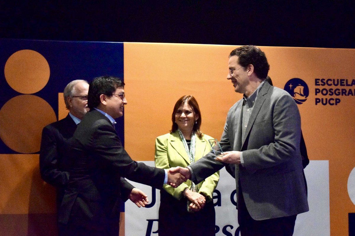 etabra's tweet photo. Muchas gracias @pucp Posgrado por el premio al reconocimiento docente. https://t.co/VBWKefeFiD