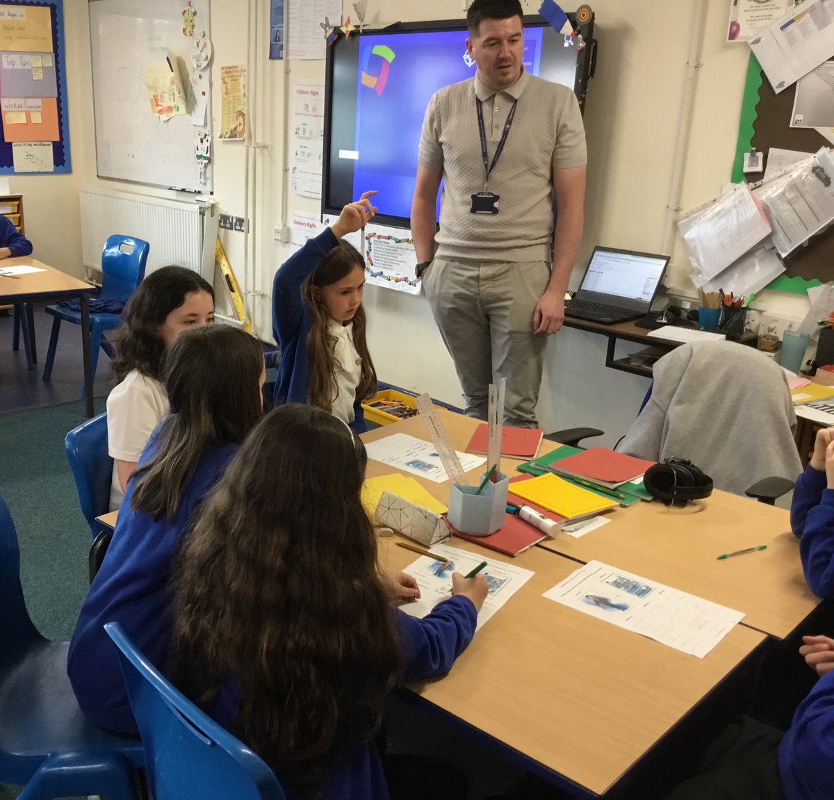 Year 5 were lucky enough to have two scientists visit today! Thank you to @Georgin43000528 for your talk about climate change and to Geraint from @WelshFellows for teaching us about the role of a community pharmacist.