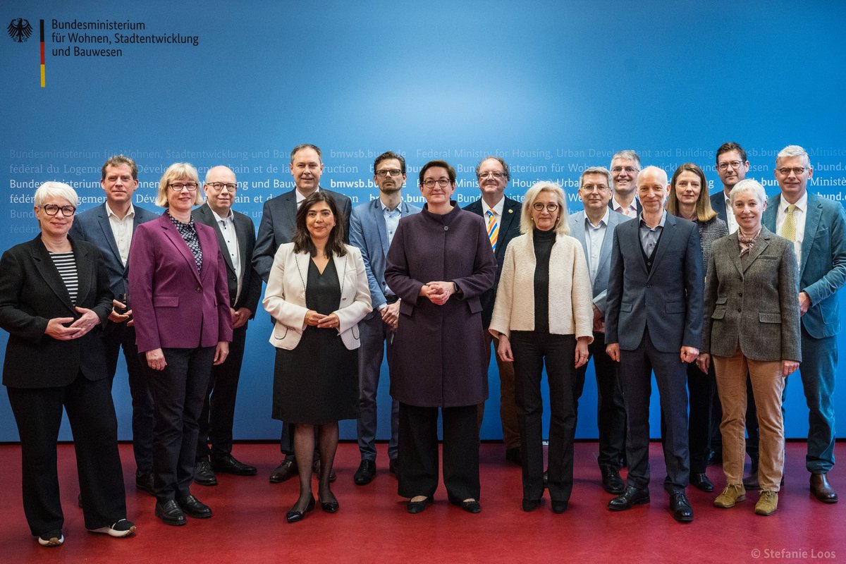 Heute kam der Beirat #Innenstadt unter Vorsitz von BMin <a href="/klara_geywitz/">Klara Geywitz</a> erstmals in 2024 im #BMWSB zusammen. „Unsere Innenstädte stehen aus unterschiedlichen Gründen unter Druck. Wir unterstützen sie dabei, die Herausforderungen anzugehen“, betonte die Ministerin. 🧵