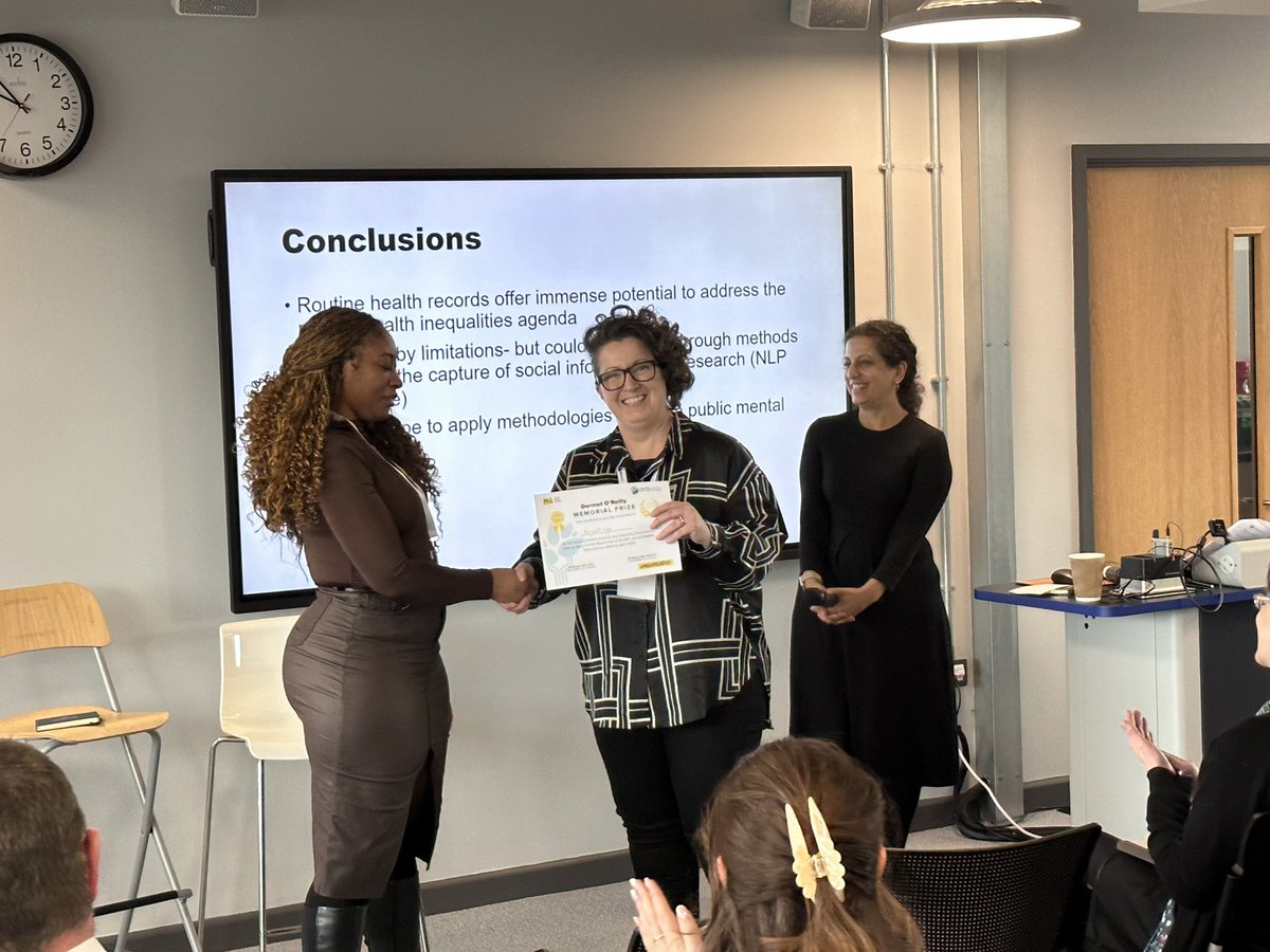 Fantastic way to end the day with the Dermot O’Reilly Memorial Prize presented by @Aideen_QUB. 🏆awarded to Margaret Diogu @SwanseaUni #MentalHealthResearch #MQDataScience