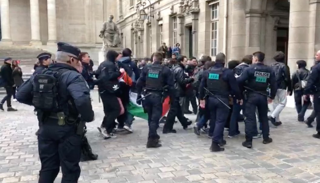 🇵🇸 Des murs dressés à l’Université de New York, des policiers dans la Sorbonne, les gouvernements qui autorisent le génocide parlent une langue internationale : la répression. Face à eux la jeunesse du monde entier en soutien au peuple palestinien massacré par Israël et pour le