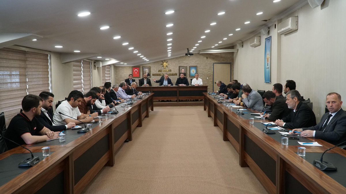 Yerel seçim sonuçlarının analizlerini yapmaya, teşkilat çalışmalarımızı değerlendirmeye devam ediyoruz. Bu manada İlçe Başkanlarımızla bir araya gelerek, İstişare ve Değerlendirme Toplantımızı gerçekleştirdik.

31 Mart seçimlerini hep birlikte geride bıraktık. Milletimiz