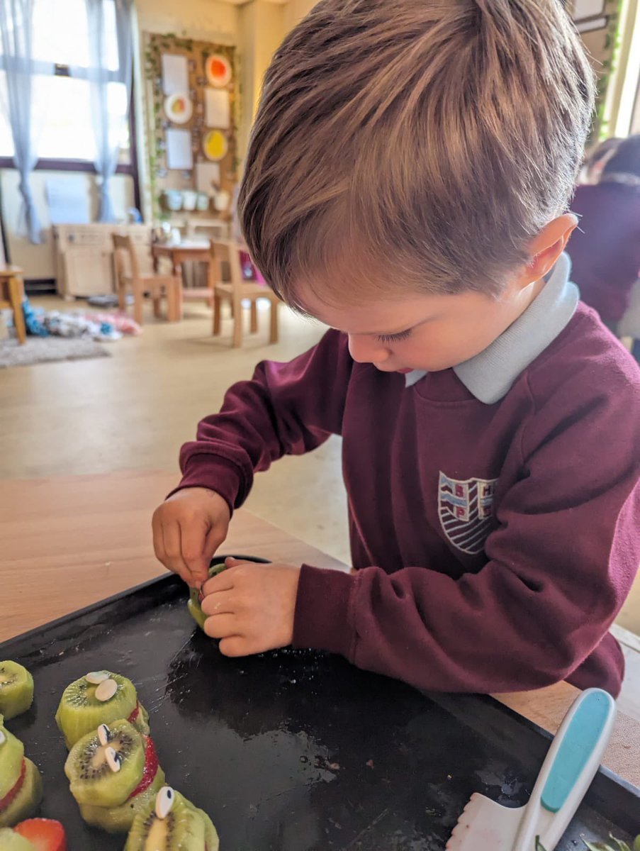 MrsJamesBHPS's tweet photo. Following instructions to make frog snacks! Yum yum 😋 Da iawn #NurseryBHPS @BeaufortHillPri @EAS_EarlyYears https://t.co/ptek9eyTdI