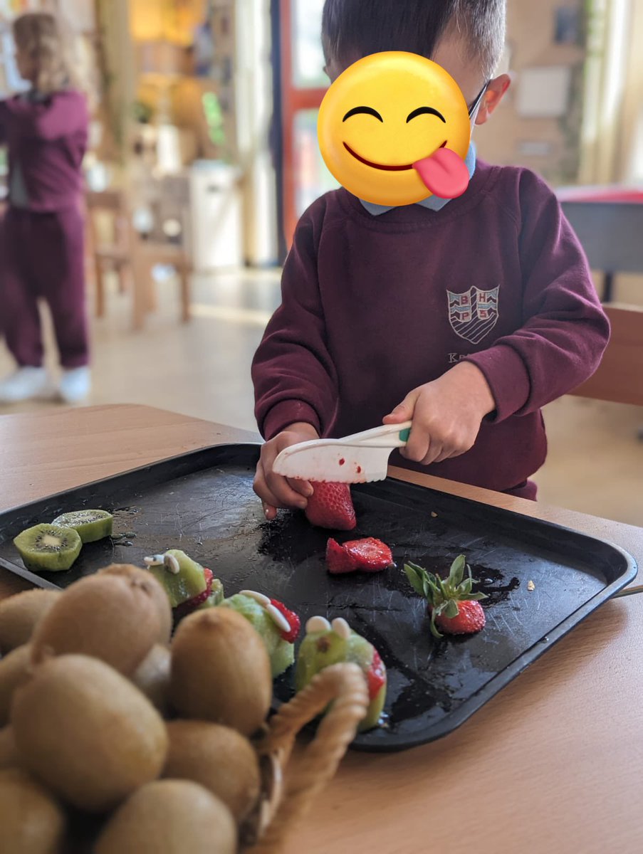 MrsJamesBHPS's tweet photo. Following instructions to make frog snacks! Yum yum 😋 Da iawn #NurseryBHPS @BeaufortHillPri @EAS_EarlyYears https://t.co/ptek9eyTdI