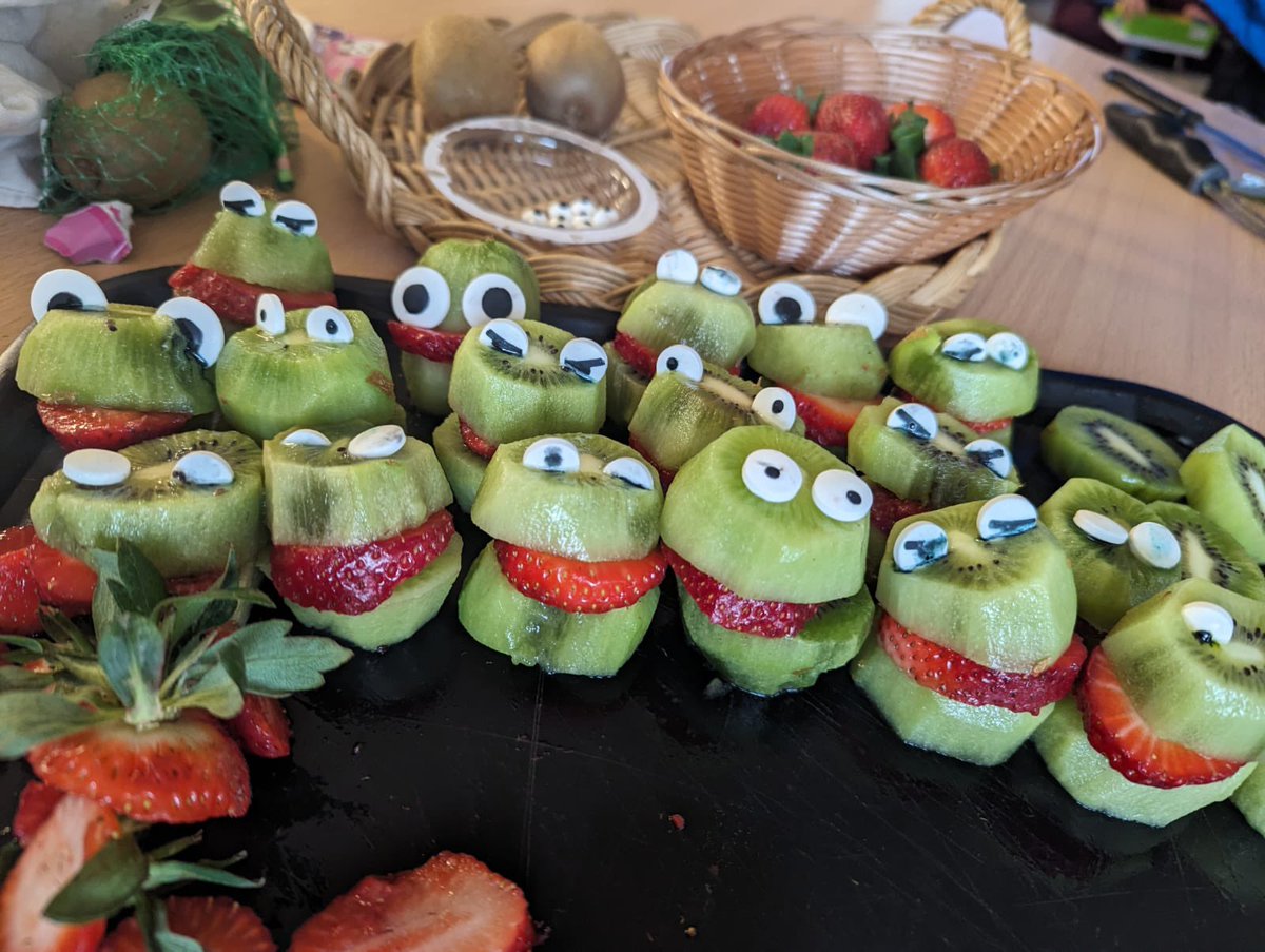 MrsJamesBHPS's tweet photo. Following instructions to make frog snacks! Yum yum 😋 Da iawn #NurseryBHPS @BeaufortHillPri @EAS_EarlyYears https://t.co/ptek9eyTdI