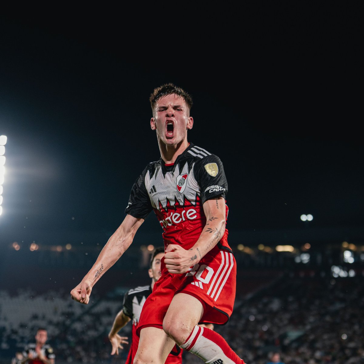 LaGloriaAmerica's tweet image. Anoche hubo goles de jugadores muy jóvenes en la #CopaLibertadores

FRANCO MASTANTUONO de #River con 16 años y 254 días

KENDRY PAEZ de #IndependienteDelValle con 16 años y 357 días

¿Pero quienes entran en este ranking de goleadores más jóvenes de la Libertadores? HILO