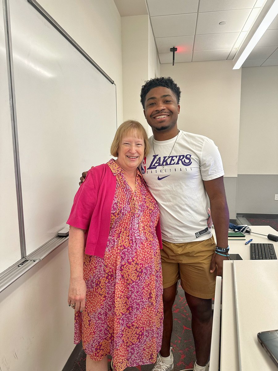Bittersweet moment for me. Today was my last day in @nancylsims class, she’s been around in TX politics for years and has helped develop plenty of interns, staffers, and elected officials. I’m grateful for people like Professor Sims for paving the way for the next generation!