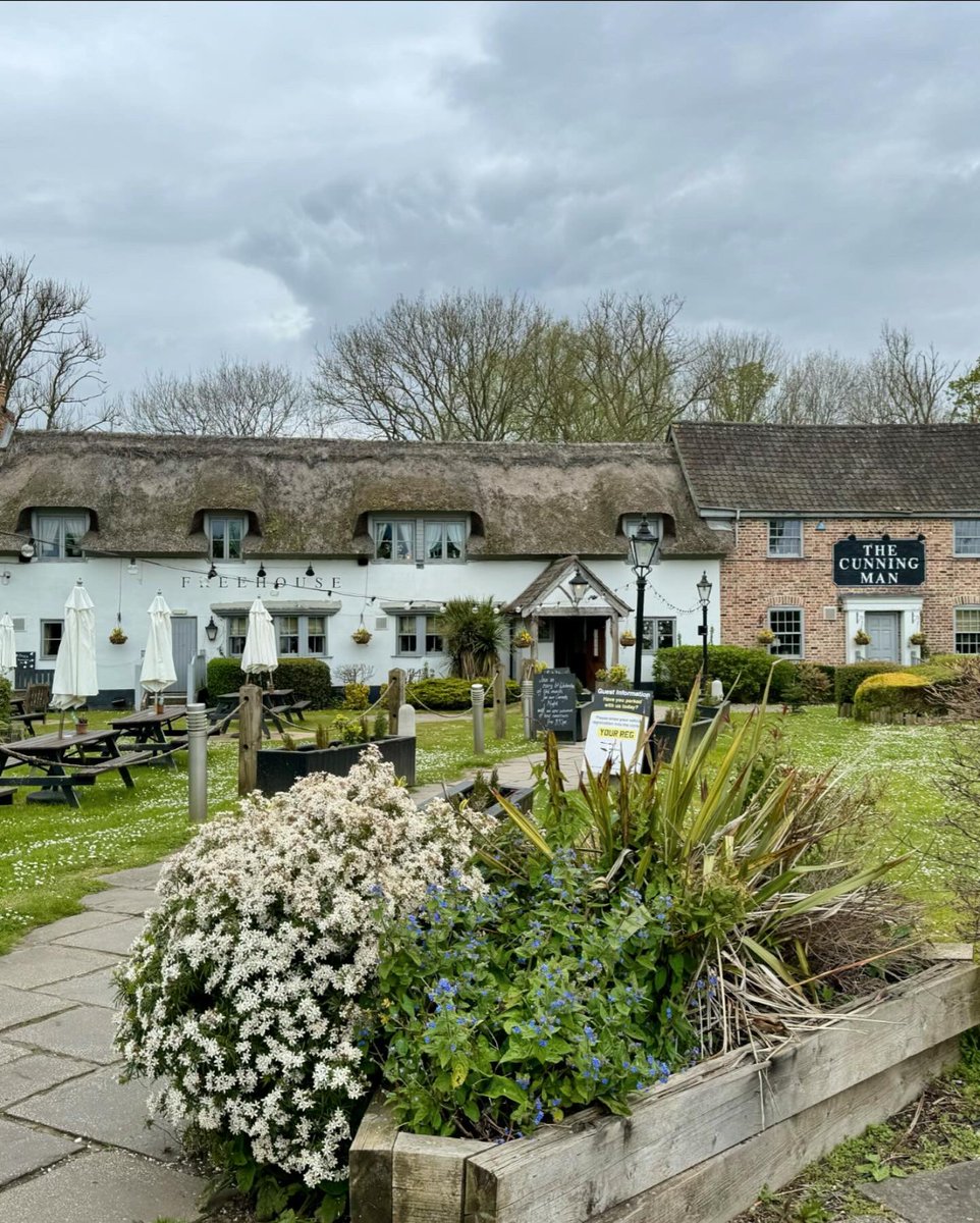 A gentle 4-mile stroll along the Kennet & Avon Canal, with cute goslings and a lovely lunch at The Cunning Man pub.