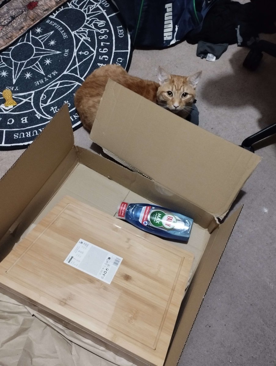 Absolutely insane experience buying a laptop from <a href="/AmazonUK/">Amazon.co.uk</a>. 3 days and 5 failed "delivery attempts" later, it arrived!  

Looks like a chopping block and a bottle of Fairy liquid to me. An item that is laptop dimensions and an item for weight? Someone's on the rob!