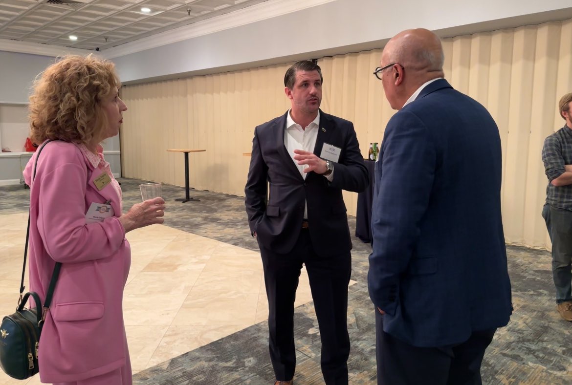 Nice catching up with folks from the business community at last night’s Stafford County Economic Development Authority business appreciation reception!

I come from a local small business family and appreciate the hard work it takes to create jobs here in #VA07!