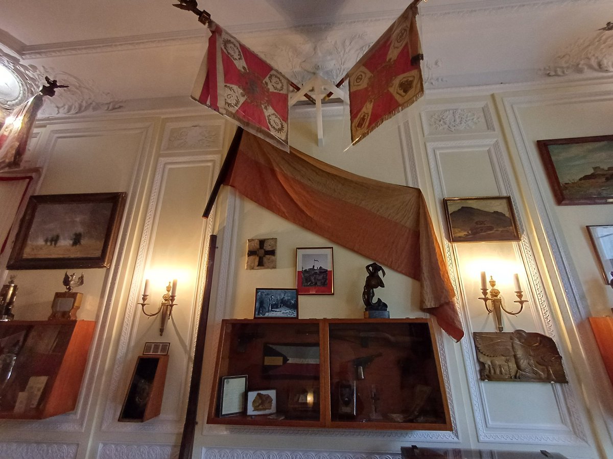 Right - the Sikorski Museum in London. You need to go. Why? 1/ Oh, just the Polish flag which flew on the ruins of the monastery after the capture of Monte Cassino