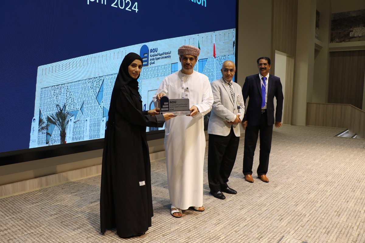 aou_oman's tweet photo. #نبحث_لمستقبل_واعد |
#مسابقة_الابتكار_٢٠٢٤

جانب من تكريم المشاركين وأعضاء لجان التحكيم في #مسابقة_الابتكار_٢٠٢٤ https://t.co/Kt0w4mzGKr