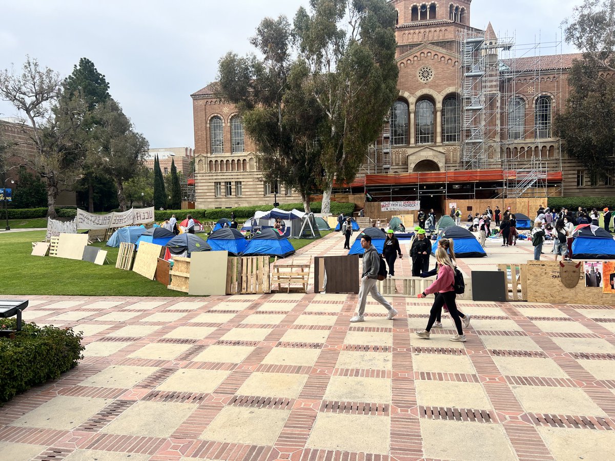 BREAKING: UCLA HAS LAUNCHED THEIR GAZA SOLIDARITY ENCAMPMENT! 

A day after USC students were attacked and arrested for setting up an encampment on campus, UCLA SJP has set up on the other side of Los Angeles.

LA GET HERE NOW!! Students need your support! #FreePalestine