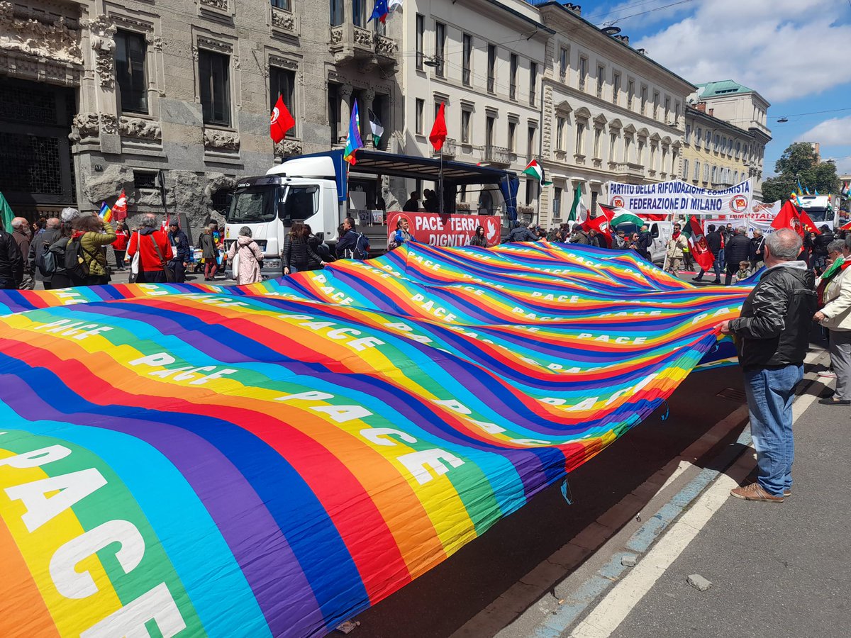 'Ripartire dalla Costituzione oggi significa agire l’antifascismo in avanti. Un antifascismo competente, lungimirante e radicale, perché radicali sono i problemi e le sfide che abbiamo davanti', Andrea Morniroli, oggi a Milano alla Manifestazione di @Anpinazionale.Buon #25aprile!