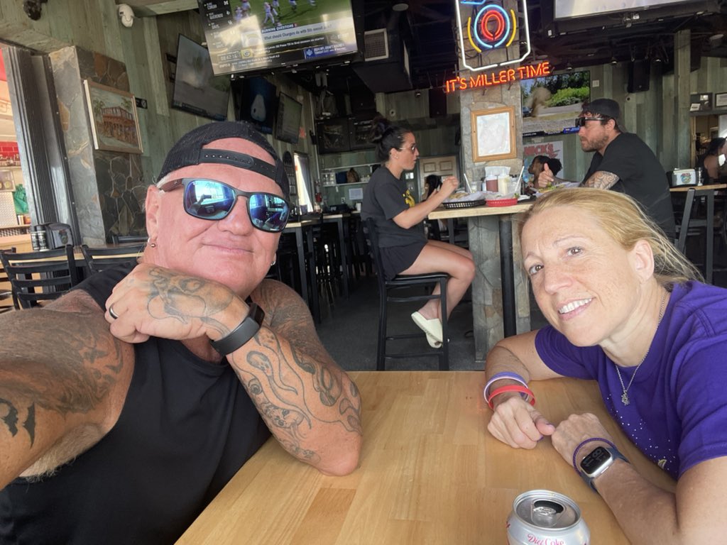 Sneaking in a quick lunch on Hollywood bch with Susan Nelson-Heath before I hit the road for the weekend! #fanginNbangin