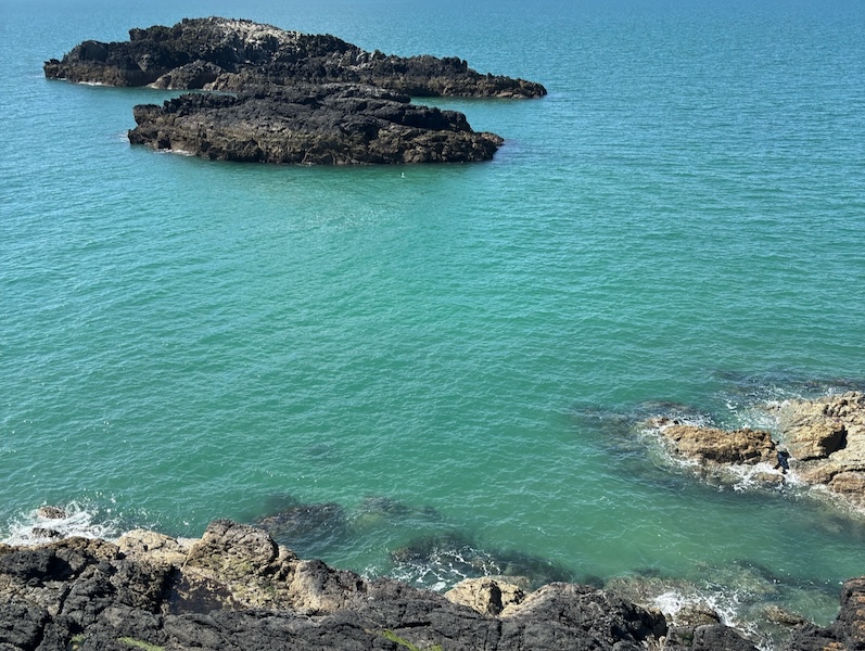 fiburkecreative's tweet photo. How stunning did Anglesey look this last weekend?! https://t.co/0ARuPSmPRn