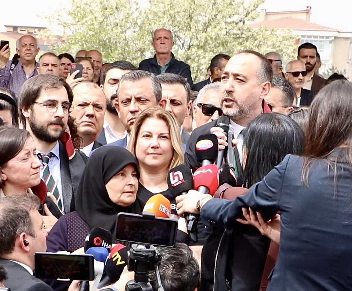 EgemenGurcun's tweet photo. Altı yıllık hukuk mücadelesi sonunda bugün verilen karar ile ailelerin adalet talebi yanıtsız kalmadı…

TCDD üst yönetiminin yargılamaya dahil edilmemesinin eksikliğini bir kenara koyacak olursak verilen karar hukuk tarihimiz açısından da önemli bir dönüm noktası teşkil etmektedir.  Zira ilk defa hükümle birlikte üst düzey kamu görevlileri yüksek cezalar alarak tutuklandılar. 

Bu yönüyle kararın, toplumsal davalarda beliren cezasızlık algısını da ortadan kaldırmaya yönelik etkisi bulunmaktadır. Adaletin sağlanması, toplumun güven ve istikrarı için hayati öneme sahiptir ve bu nedenle adaletin herkes için eşit ve etkin bir şekilde sağlanmasının önemi bir kez daha  netleşmiştir. 

Tekirdağ Barosu olarak Çorlu Tren kazasının olduğu ilk andan itibaren ailelerle (@TrenKatliami ) yan yana durduk ve  onları bu süreçte hiç yalnız bırakmadık.

Umarız verilen karar onanarak kesinleşir.. Süreci titizlikle takip edeceğiz…

#TekirdağBarosu 
#CorluTrenKazası