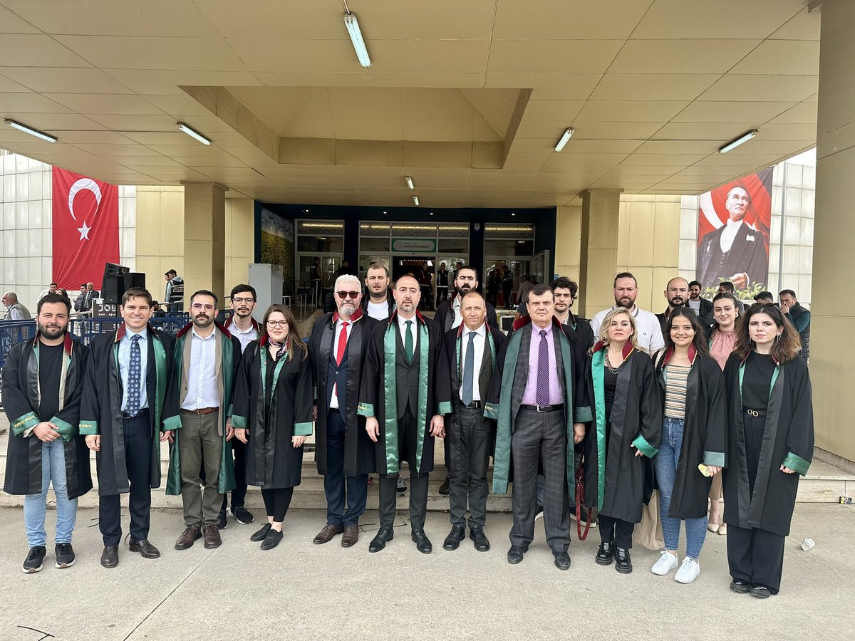EgemenGurcun's tweet photo. Altı yıllık hukuk mücadelesi sonunda bugün verilen karar ile ailelerin adalet talebi yanıtsız kalmadı…

TCDD üst yönetiminin yargılamaya dahil edilmemesinin eksikliğini bir kenara koyacak olursak verilen karar hukuk tarihimiz açısından da önemli bir dönüm noktası teşkil etmektedir.  Zira ilk defa hükümle birlikte üst düzey kamu görevlileri yüksek cezalar alarak tutuklandılar. 

Bu yönüyle kararın, toplumsal davalarda beliren cezasızlık algısını da ortadan kaldırmaya yönelik etkisi bulunmaktadır. Adaletin sağlanması, toplumun güven ve istikrarı için hayati öneme sahiptir ve bu nedenle adaletin herkes için eşit ve etkin bir şekilde sağlanmasının önemi bir kez daha  netleşmiştir. 

Tekirdağ Barosu olarak Çorlu Tren kazasının olduğu ilk andan itibaren ailelerle (@TrenKatliami ) yan yana durduk ve  onları bu süreçte hiç yalnız bırakmadık.

Umarız verilen karar onanarak kesinleşir.. Süreci titizlikle takip edeceğiz…

#TekirdağBarosu 
#CorluTrenKazası
