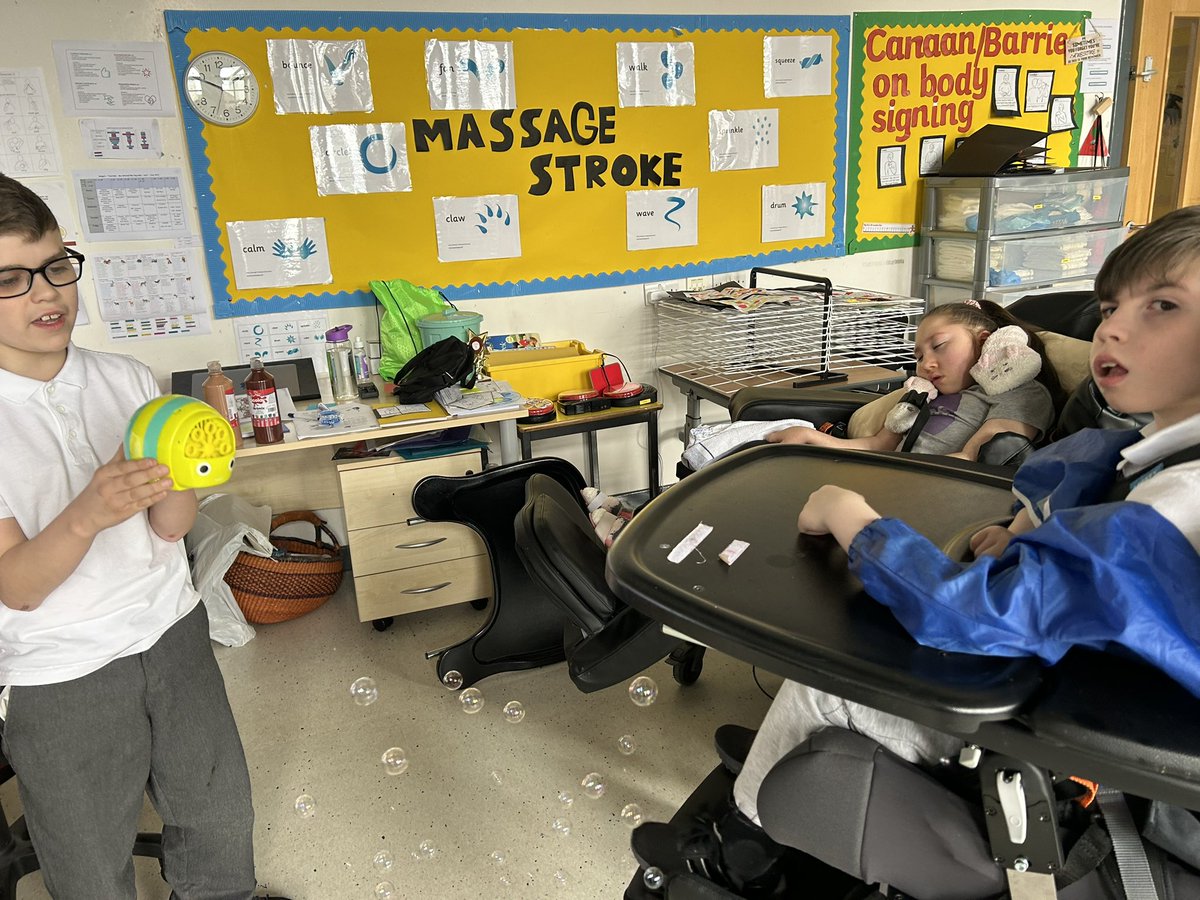 pippin2000's tweet photo. This young man got to help out in the Badgers class today. The Badgers have definitely got a friend for life right here. 

@drumparkprimary @DrumparkBadgers https://t.co/AHgy9Js6rl