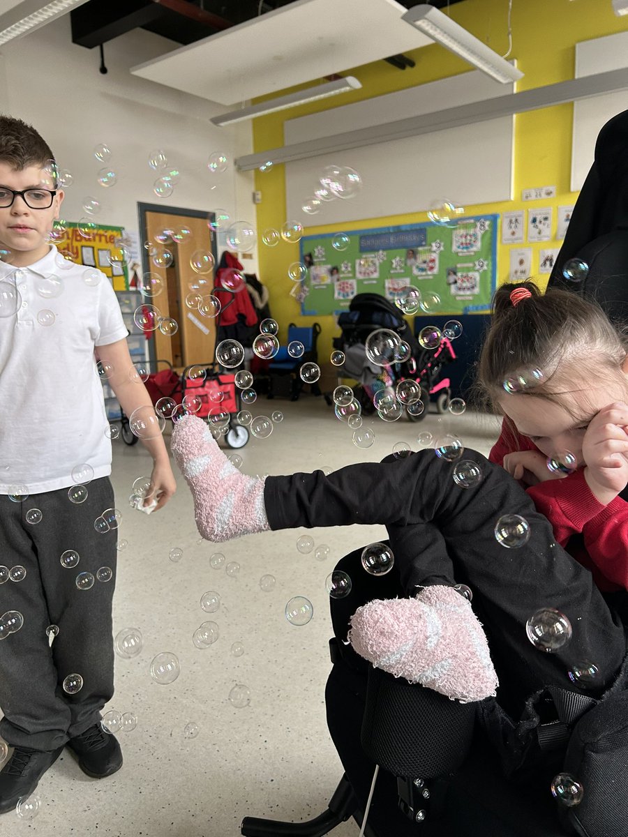 pippin2000's tweet photo. This young man got to help out in the Badgers class today. The Badgers have definitely got a friend for life right here. 

@drumparkprimary @DrumparkBadgers https://t.co/AHgy9Js6rl