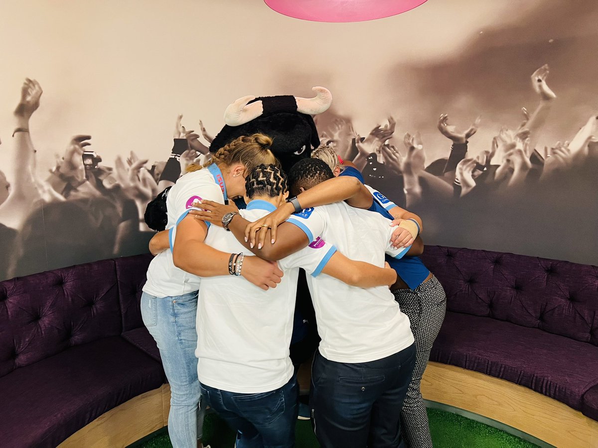 jacarandafm's tweet photo. The wonderful @BullsDaisies came to visit us and gifted Rozanne McKenzie her own shirt!🤗
Thank you for dropping by and good luck with your game.💪
#JacaDrive #DriveWithRobAndRoz #BullsDaisies https://t.co/RMSSfXDTKN