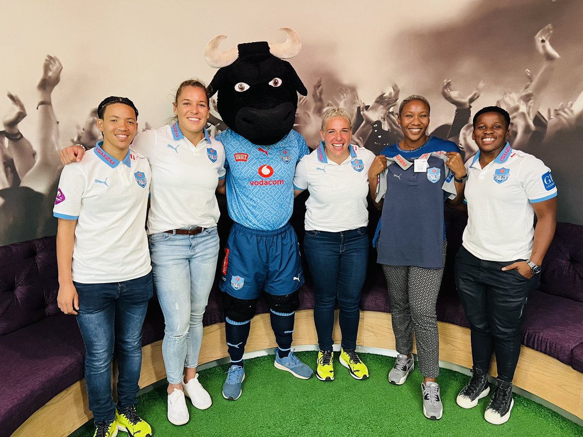 jacarandafm's tweet photo. The wonderful @BullsDaisies came to visit us and gifted Rozanne McKenzie her own shirt!🤗
Thank you for dropping by and good luck with your game.💪
#JacaDrive #DriveWithRobAndRoz #BullsDaisies https://t.co/RMSSfXDTKN