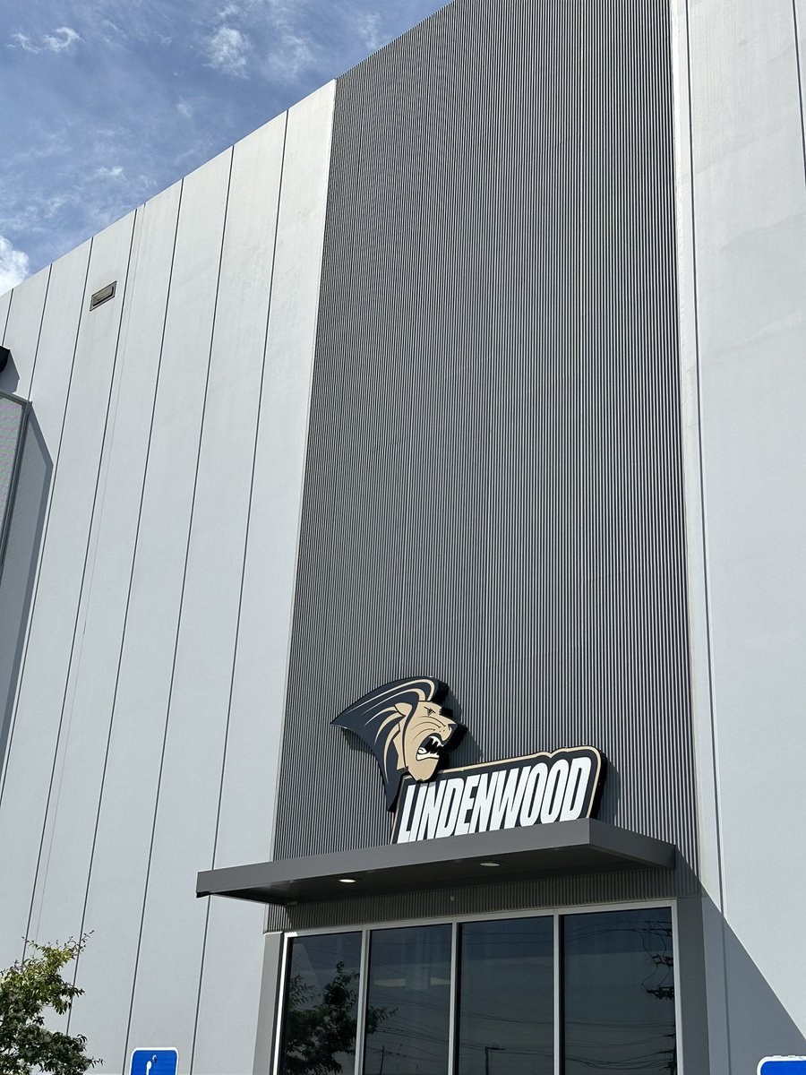 Kenyonm80's tweet photo. It’s a big day for @LULionsHockey today here at @STLCIC!
#SamePrideNewHunt #CollegeHockey #NCAAHockey #HeartlandOfHockey #stlblues #Lions https://t.co/M9afYhiaym