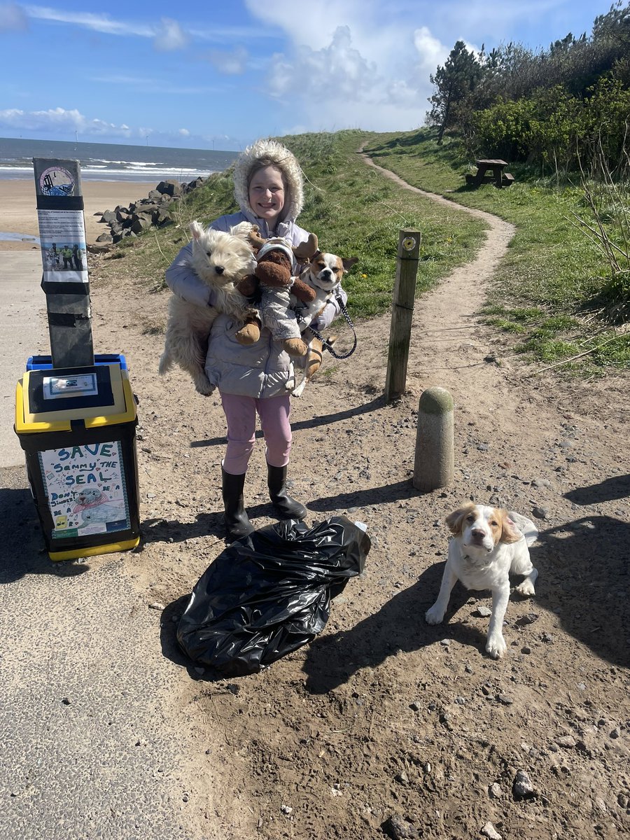 Bins all changed !… well done 👏 everyone thank you 🙏 #dedication @PrideOfBritain @KeepBritainTidy #Kindness 💕 #Blyth #Cambois 🏖️ @endelstamberg @des_farrand @LittleJohn_MD @Hyperion_PSN