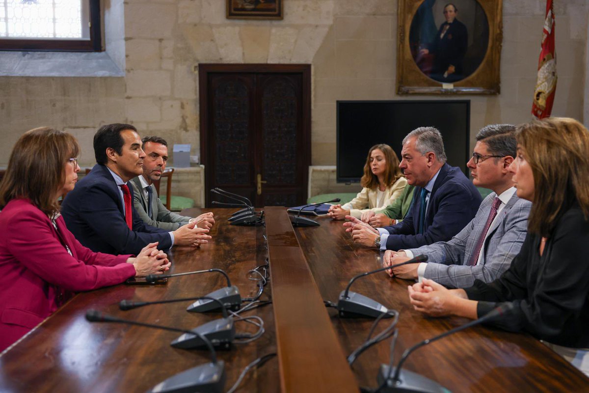 Acompaño al consejero @ja_nietob en visita institucional al @ayto_sevilla donde abordamos con el gobierno municipal proyectos y asuntos estratégicos para la ciudad #Sevilla #AdministraciónLocalAND