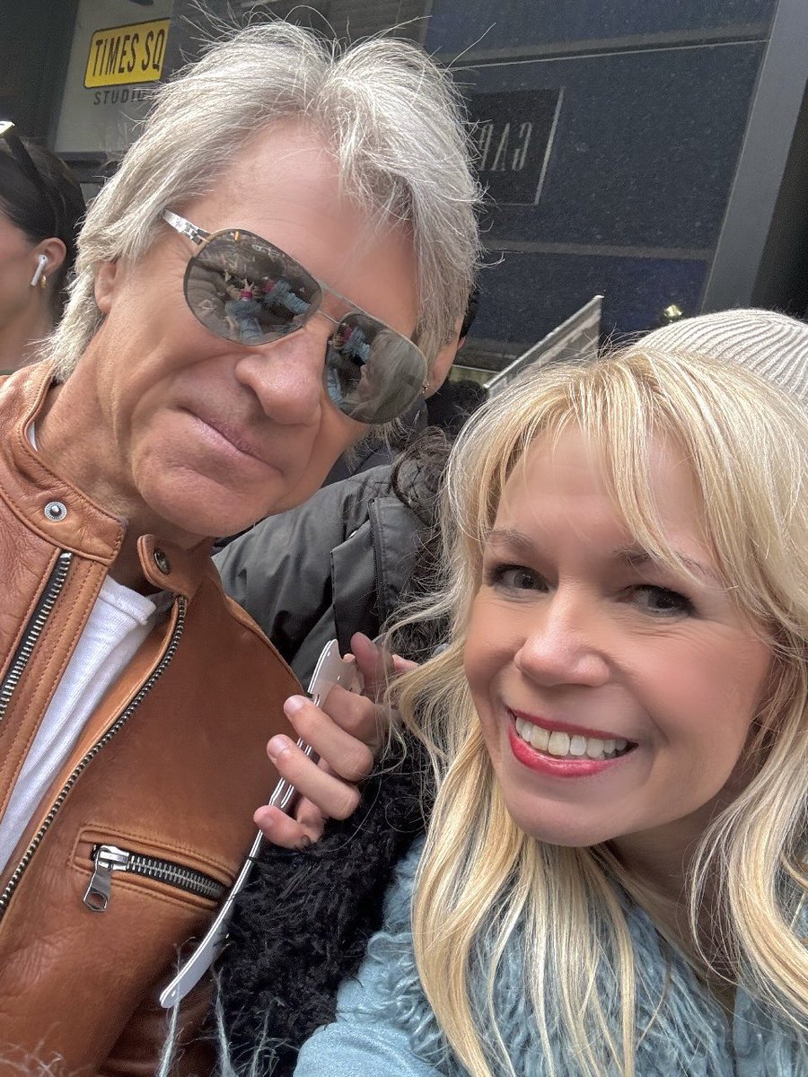 RobertaRT's tweet photo. @jonbonjovi 😊🎶 #JonBonJovi #nyc https://t.co/cIWVDQjCIS