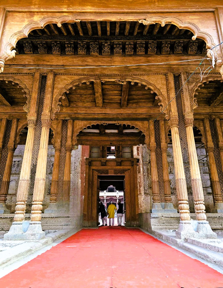 Maratha Wooden Architecture - Chandwad Holkar Palace 👑 It is just one of many Wadas owned by the Dhangar Holkar family. This was commissioned in 1750-1765. One can only imagine the glory of Satara Hindupati Padshah Chattrapati's properties, all lost in arson or desecration.