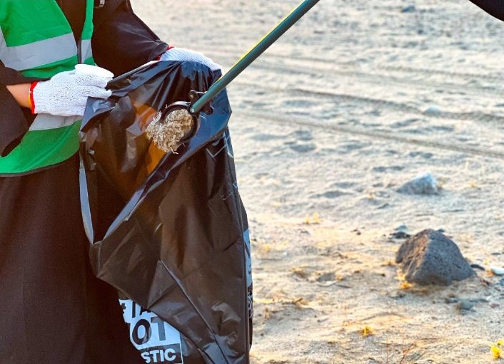Green Umlej Association and Six Senses South Dunes Resort @sixsenses, along with a dedicated team of volunteers, are working to clear Wadi Markh of plastic pollution.