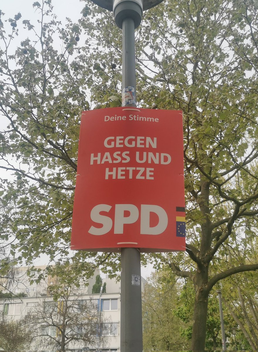 Mir fehlen selten die Worte, aber daß die Partei die gerade eine #Hetzschrift gegen genderkritische #Frauen mit rausgebracht hat, die Sawsan Chebli in ihren Reihen lässt & einen #Kanzler stellt der Leute beleidigt die nicht seiner Meinung ist so plakatiert macht mich sprachlos.