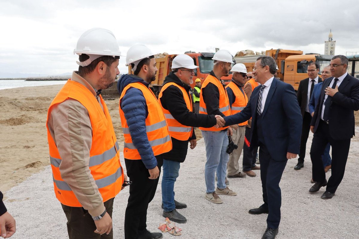 🇩🇿| Le ministre des Transports, Lakhdar Rekhroukh, a participé au lancement des travaux d'extension du port d'#Annaba. Cette extension comporte la réalisation d'un quai minéralier, dans un délai de 24 mois, qui permettra l'exportation de 7 millions de tonnes de #phosphate par an.…