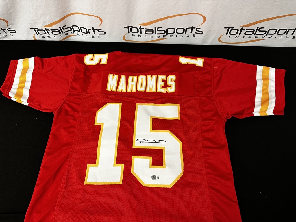 IT'S DRAFT DAY! Today feels like a good day for Mystery Autographed Jerseys to make a return 👀 One person who orders a Mystery Autographed Jersey by Friday, May 3rd will get a Patrick Mahomes autographed jersey in their mystery box! ⬇️⬇️⬇️ tsekansascity.com/products/kansa…