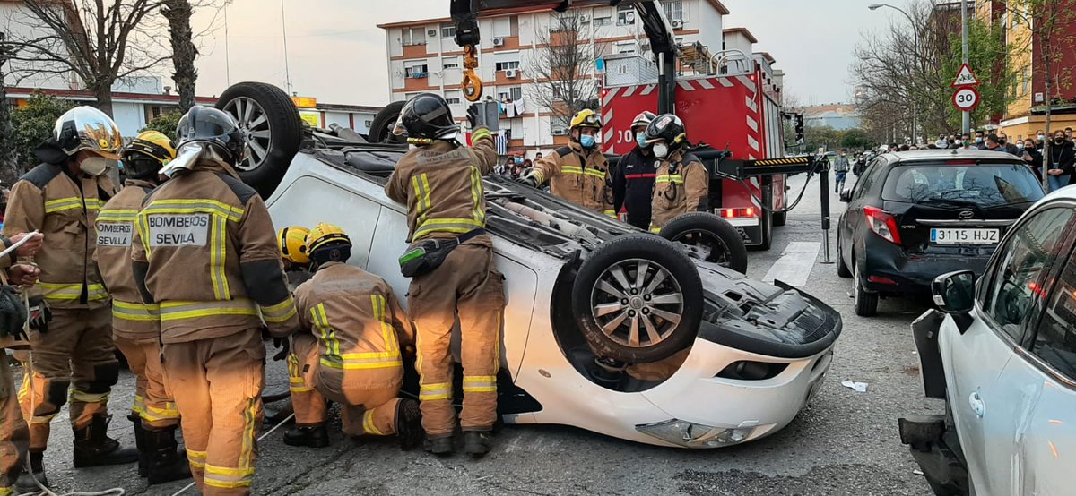 #PolicíaSevilla interviene a las 01,30 horas de la pasada madrugada en un aparatoso siniestro vial entre dos turismos, con el resultado de vuelco de uno de ellos y en el que afortunadamente ninguno de los conductores resultaron con lesiones de importancia. Tras acordonar la zona…