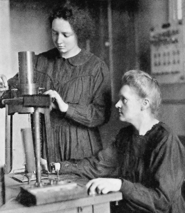 Marie Skłodowska-Curie and Irène Joliot-Curie in 1925:  an extraordinary mother-daughter team of scientists.  

Marie received two Nobel Prizes:  Physics in 1903 and Chemistry in 1911;  Irène received a Nobel in Chemistry in 1935.  

#histSTM #WomenInSTEM