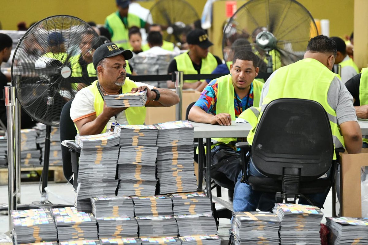 ¡Continuamos trabajando en las #EleccionesRD2024! Este jueves la Junta Central Electoral dio inicio a la línea de producción de los kits electorales que se utilizarán en las Elecciones Presidenciales y Congresuales del 19 de mayo, tanto a nivel nacional como en el exterior.